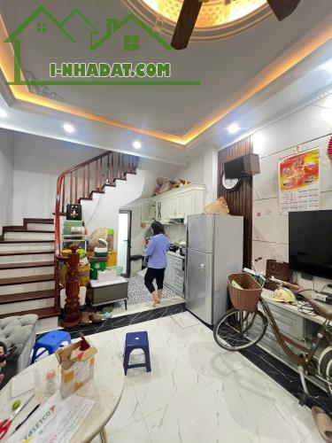 HÓT! HÍT _ CẦU GIẤY NHÀ 5 tầng dt: 40 m2, Mt 4,2 m, 8,9 tỷ_ Q, CẦU GIẤY.