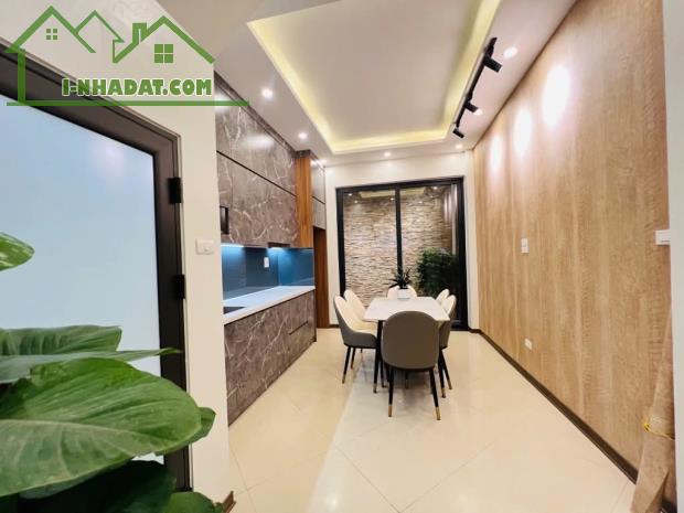 Nhà Vip Nguyễn Khánh Toàn 30mx5T - Ô Tô Phi Vào Tận Cửa - Giá Chào 5.85 Tỷ