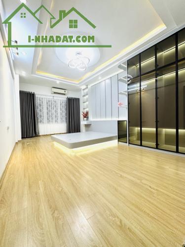 BÁN NHÀ MẶT PHỐ BỒ ĐỀ_KINH DOANH ĐỈNH CAO. DT: 37m².  5tầng.   Giá: 10,6tỷ - 3