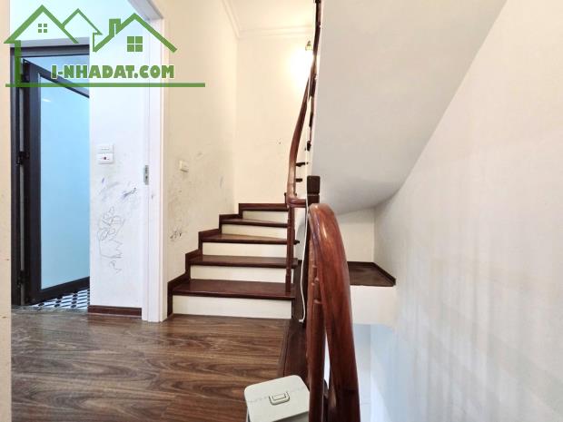 NAM TỪ LIÊM -LÔ GÓC 37m² - Ô TÔ DỪNG ĐỖ NGÀY ĐÊM - Ở SƯỚNG -GIÁ 6.x .Lh 0876196866