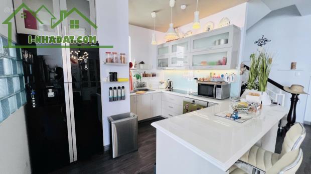 Bán căn hộ chung cư Phú Mỹ Thuận, 187m2, đầy đủ nội thất hiện đại, view sông, giá 4 tỷ - 7