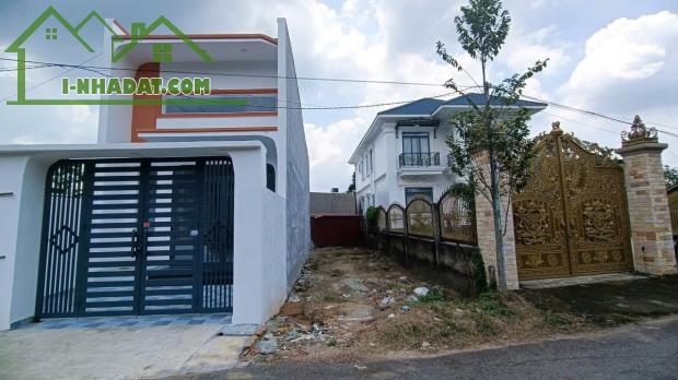 Bán nhà mới xây 1 trệt 1 lững, MT đường thông, KDC hiện hữu. 1,79 tỷ Gần KCN Giang Điền