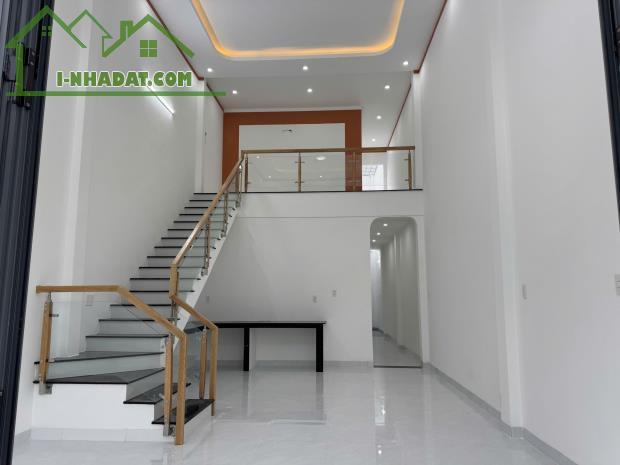 Bán nhà mới xây 1 trệt 1 lững, MT đường thông, KDC hiện hữu. 1,79 tỷ Gần KCN Giang Điền - 2