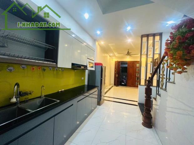 Bán nhà đẹp Gia Quất- Dân Xây- Lô góc- Oto - ô chờ thang máy- 45m 5 tâng mặt tiền rộng - 1