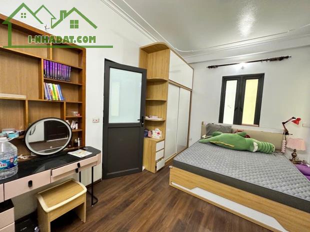 Bán nhà đẹp Gia Quất- Dân Xây- Lô góc- Oto - ô chờ thang máy- 45m 5 tâng mặt tiền rộng - 2