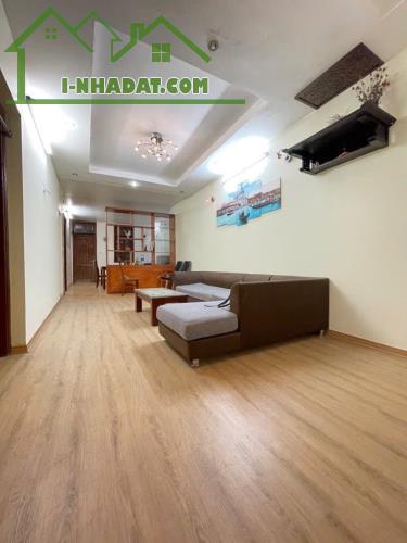 BÁN NHÀ TẬP THỂ NGHĨA TÂN, CẦU GIẤY 150M 5. TỶ