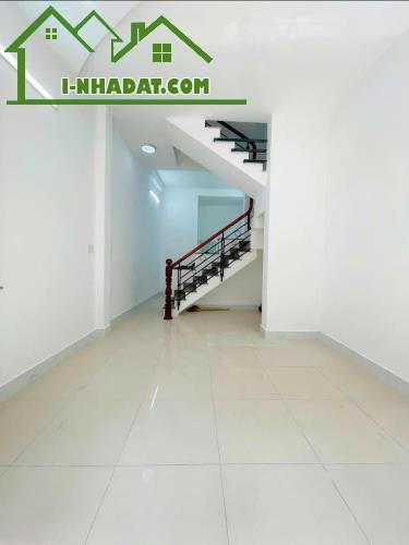 Bán gấp nhà 3 lầu ở Ngay chợ Bà Chiểu. Đường Diên Hồng, P1, Bình Thạnh. 2tỷ980. Thuê 17tr