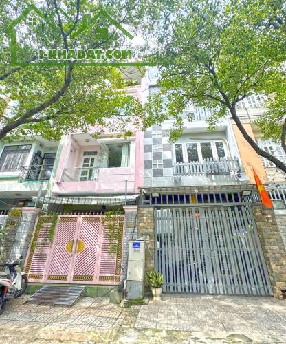 Cho thuê nhà phố 2 lầu ST view công viên KDC An Phú Hưng, Quận 7