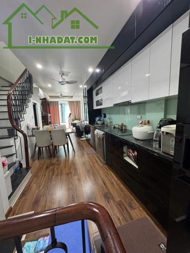 Nhà đẹp đường to kinh doanh tốt Phố Hoa Lâm DT 40m2 . Giá 15.9 tỷ - 1