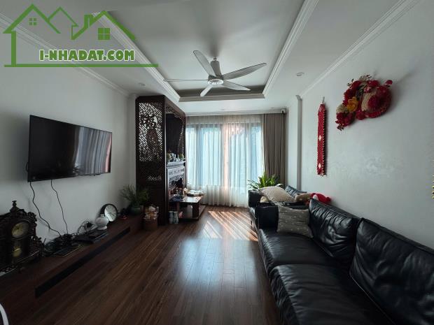 Nhà đẹp đường to kinh doanh tốt Phố Hoa Lâm DT 40m2 . Giá 15.9 tỷ - 2