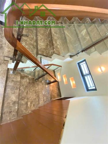 Cho thuê nhà 3 lầu mặt tiền kinh doanh sầm uất Nguyễn Thị Thập, Quận 7