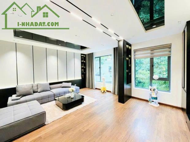 BÁN NHÀ CẠNH VINHOMES RIVERSIDE, KINH DOANH, GA RA Ô TÔ, TM, TẶNG NỘI THẤT CHẤT, MT KHỦNG