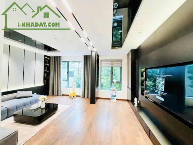 BÁN NHÀ CẠNH VINHOMES RIVERSIDE, KINH DOANH, GA RA Ô TÔ, TM, TẶNG NỘI THẤT CHẤT, MT KHỦNG - 1