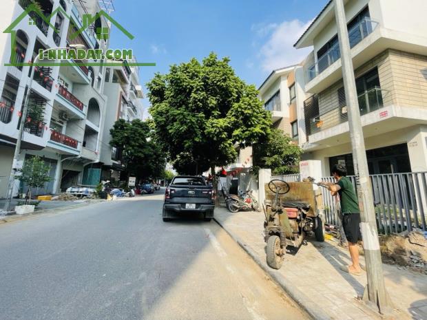 Biệt thự An Khang Lô Góc 215m 3 tầng 1 hầm 1 tum vỉa hè 3 ô tô tránh,KD,an sinh đỉnh