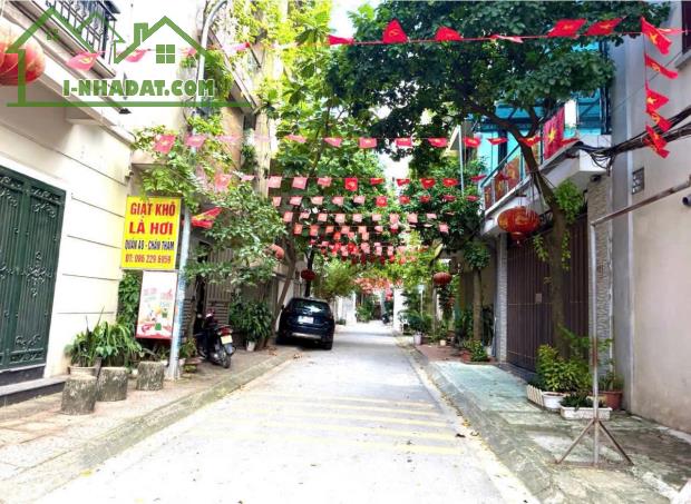 Nhà đẹp giá rẻ nội thất xịn ô tô vào nhà ngõ Phố Gia Quất DT 35m2 . Giá 13.2 tỷ - 1