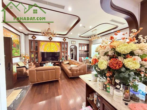 Chính chủ bán căn hộ Lê Văn Lương lô góc 200m2 TẶNG lại full nội thất gỗ hương 3 TỶ - 1