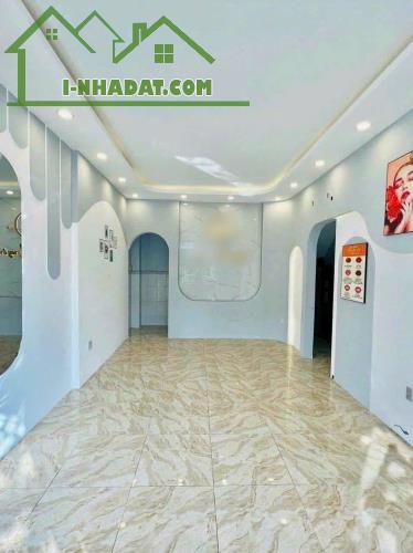 Cho thuê nhà mặt tiền phạm ngũ lão gần công viên hùng vương giá 13 triệu