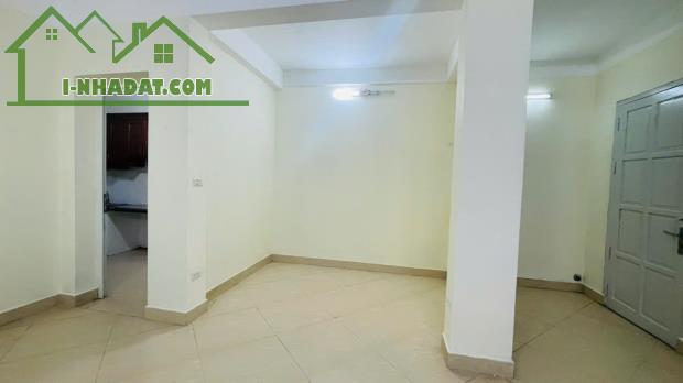 Cho thuê nhà tập thể tầng 1 Lương Khánh Thiện, 65m² Ô tô đỗ cửa ngày đêm, 7 Triệu - 3