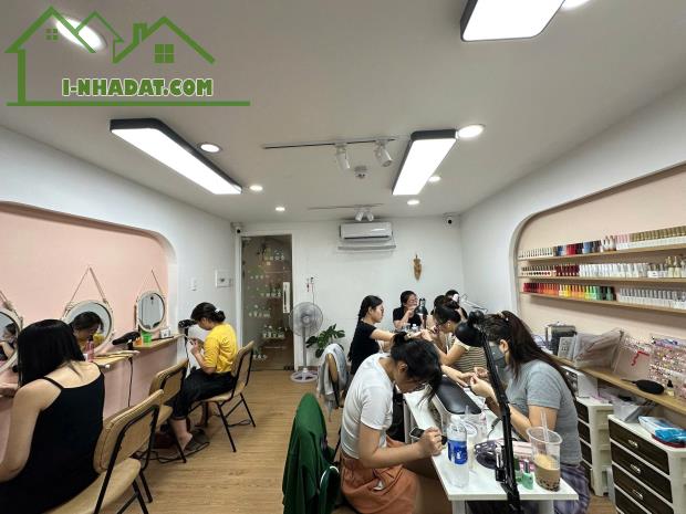 Sang tiệm nail gội khu Phan Xích Long