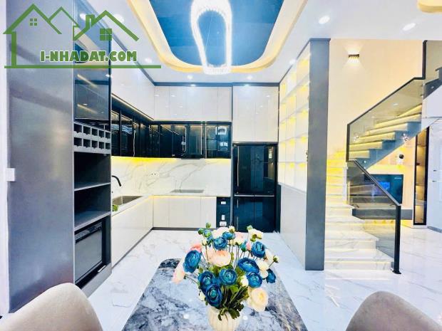 Bán nhà hẻm xe hơi 243 đường Tô Hiến Thành phường 13 quận 10, DT: 4x20m, 3 lầu, giá 17 tỷ