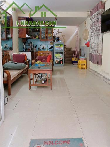 Cho thuê nhà ngõ 509 Vũ Tông Phan, 40m2 x 3 tầng, 3 phòng ngủ, 2 WC, 9 Triệu