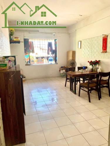 Cho thuê nhà chính chủ tại khu tập thể bưu điện Hoàng Cầu, ngõ 5 Láng Hạ. Nhà A _ phòng