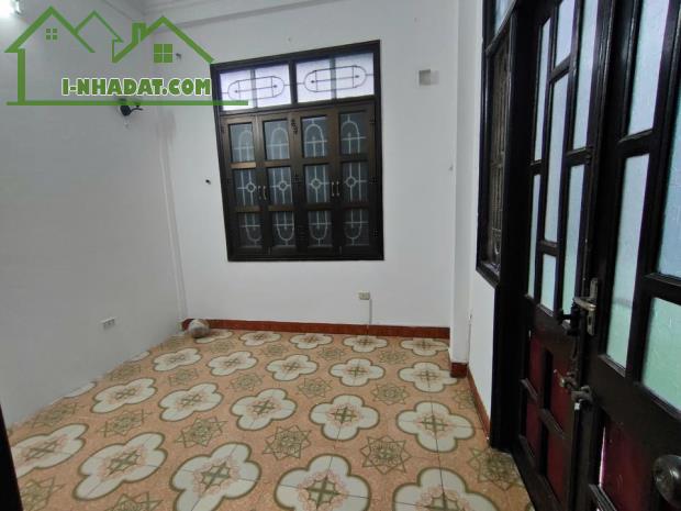 Cho thuê nhà ngõ Hoàng Hoa Thám, 35m² x 3 tầng, gồm 3 phòng ngủ, 2 vệ sinh 15 triệu - 2