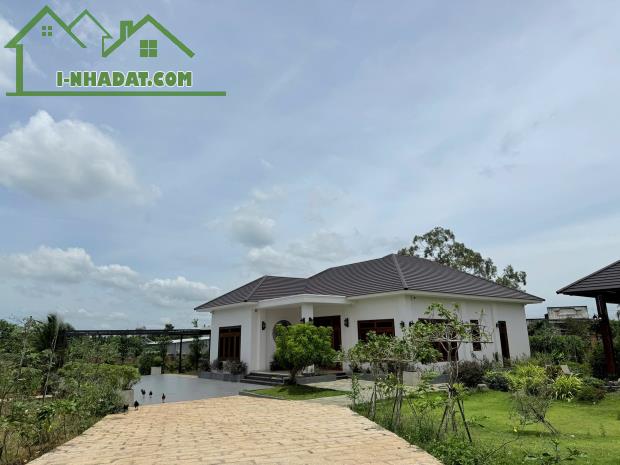 Bán biệt thự 3.698.3m2 tại Đá Bạc Châu Đức Bà Rịa TPHCM Giá rẻ tháng 11/2025
26 tỷ - 3