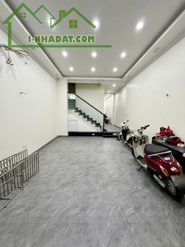 Bán nhà 4 tầng có thang máy mặt đường Bùi Viện