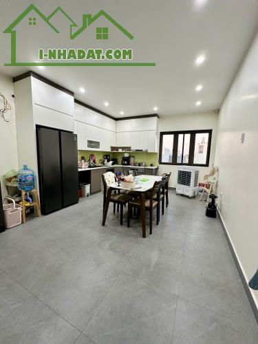 Bán nhà 4 tầng có thang máy mặt đường Bùi Viện - 1