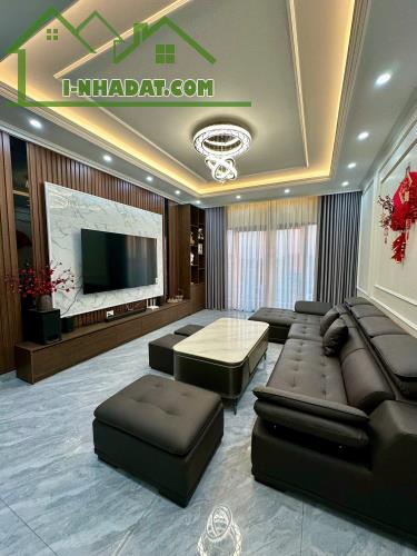 Bán nhà 4 tầng có thang máy mặt đường Bùi Viện - 2