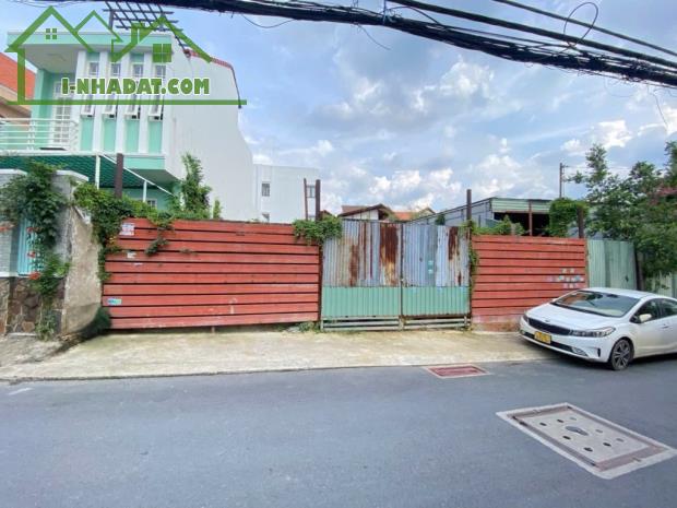 RA GẤP LÔ ĐẤT HẺM NHỰA XE HƠI TRÁNH NHAU GẦN CC MOON LIGHT 8X25 CHỈ 16,8 TỶ.