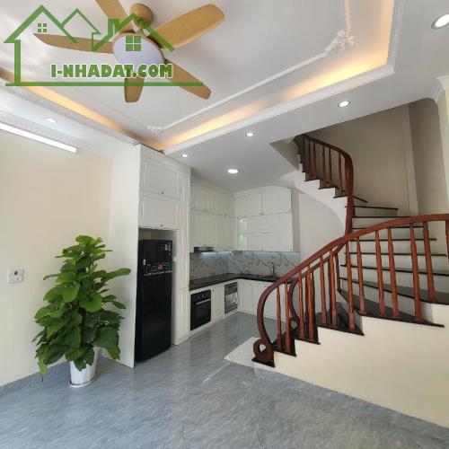 💯💯Bán Nhà Lô Góc phố Ỷ Lan khu vực Trung Tâm ô tô ngủ trong nhà. 90m x 3 tầng, chỉ 6,8