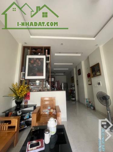 Bán nhà Tư Đình Long Biên, diện tích 50 mét, 4 tầng ô tô đỗ cửa, 8.8 tỷ