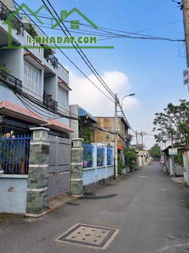 BÁN ĐẤT TẶNG NHÀ LÔ GÓC HẺM NHỰA XE HƠI TRÁNH GẦN VẠN PHÚC CITY 8X16 CHỈ 10 TỶ. - 1