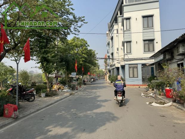 Cần tiền bán nhanh căn nhà cấp 4 DT 45,1m2, mặt chính thôn Hội, xã Cổ Bi, view hồ.