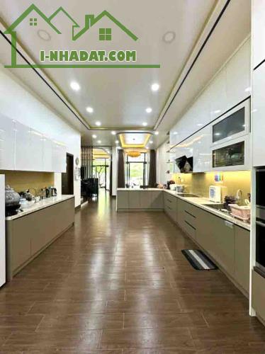 Gấp giảm 1.1 tỷ Biệt Thự 2 Tầng Đẹp Lung Linh Hẻm Xe Tải 184m2_8*23 Khu Vip Bên Sông Hiệp