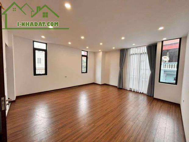 Bán ngay nhà Phố Việt Hưng Long Biên 42m2 lô góc 5 tầng ô tô đỗ cửa, nhỉnh 7 Tỷ full đồ - 1