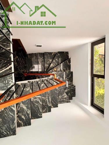 Bán ngay nhà Phố Việt Hưng Long Biên 42m2 lô góc 5 tầng ô tô đỗ cửa, nhỉnh 7 Tỷ full đồ