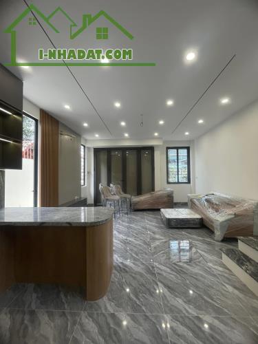 Bán gấp nhà Phố Việt Hưng, TT Quận Long Biên 40m2 lô góc 5 tầng, nhỉnh 7 tỷ Ô Tô Đỗ Cửa - 1