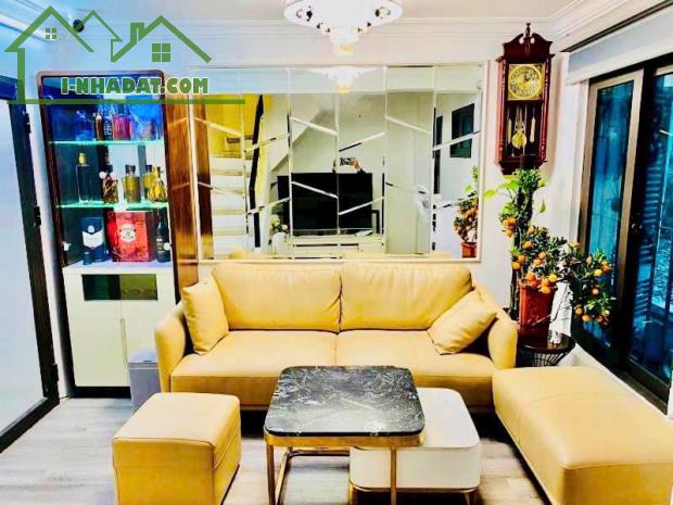 Nhà đẹp ở luôn ở La Thành, Đống Đa diện tích 52m2, 4 tầng, mặt tiền 4.8m, gara oto, Giá