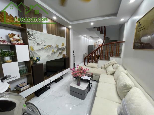 Bán Nhà Khương Đình, 33m², 5 Tầng, Full Nội Thất, ngõ rộng Chỉ 6 Tỷ