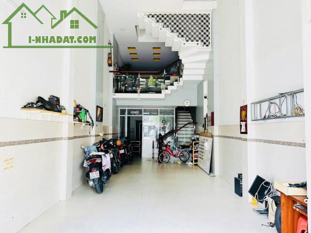 Giá tốt nhất trục KD Gò Dầu, gần ngã 4 , DT 4.2x19m nhà 4lầu, đường 20m vỉa hè rộng - 2