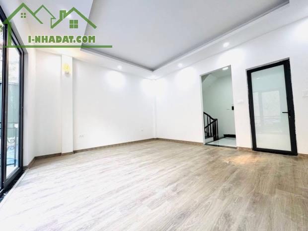 * Bán Nhà đẹp 663 Trương Định DT36/46m2, xây 6 T, 4 ngủ. Giá 8 tỷ - 3