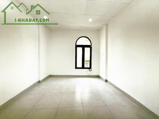 SÁT MẶT TIỀN HOÀNG VĂN THỤ, NGÃ TƯ PHÚ NHUẬN, 3 TẦNG x 40 M2, HẼM 4M THẲNG TRỤC,ÔTÔ VÔ NHÀ