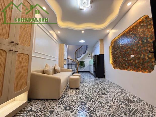 Nhà đẹp Nguyễn Trãi 30m2 x 5 tầng, mt 3m2, 3 ngủ, nhà mới nở hậu, ngõ oto tránh, full đồ.