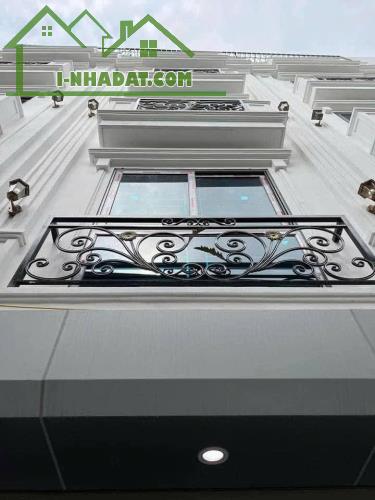 Đầu Năm Chủ nhà Giảm giá mạnh . Chỉ còn 5 tỷ . 33m2 . 5 tầng . mặt tiền 5m . ĐC Thạch Bàn