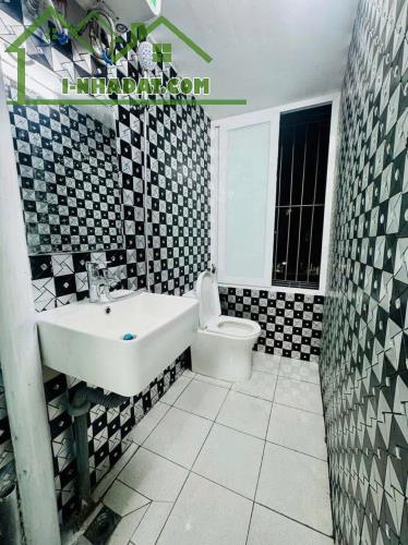Chính chủ bán căn hộ tập thể tầng 3 C8 Kim Liên, 60m. 2 ngủ, 1Vs Phố Lương Đình Của -