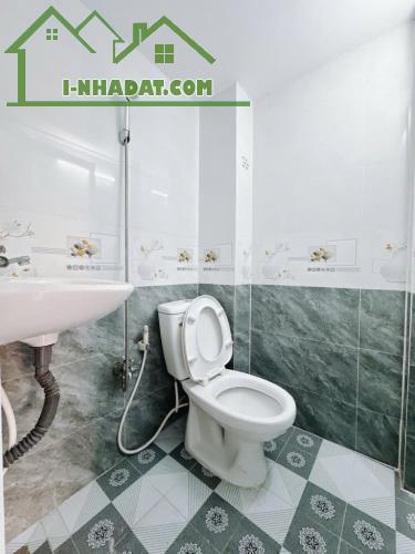 Bán nhà hẻm 3 tầng Quận 4 hẻm thông thoáng giá nhỉnh 2 tỷ