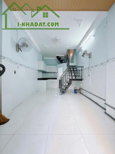 Bán nhà hẻm 3 tầng Quận 4 hẻm thông thoáng giá nhỉnh 2 tỷ - 3